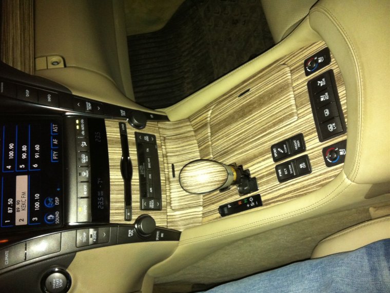 Смешная надпись на Лексусе