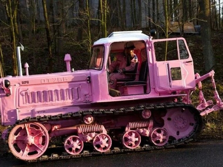 Бабушка на тракторе