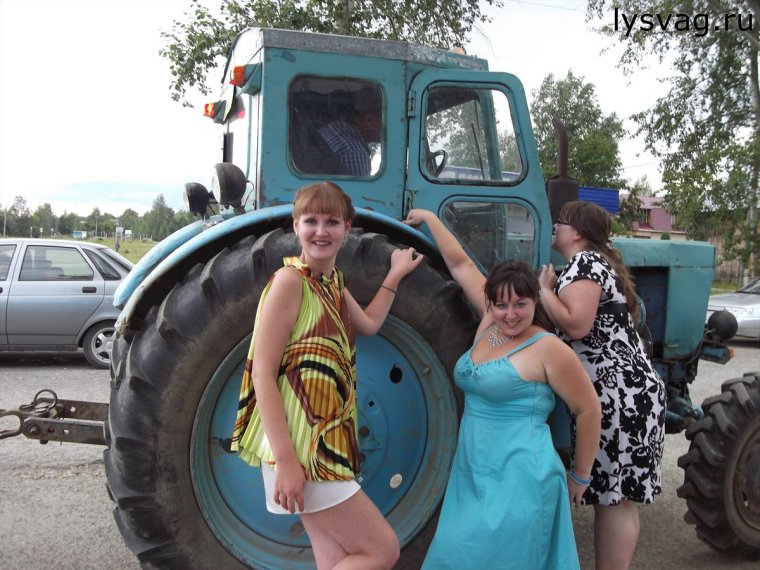 Трактор и зад девушки