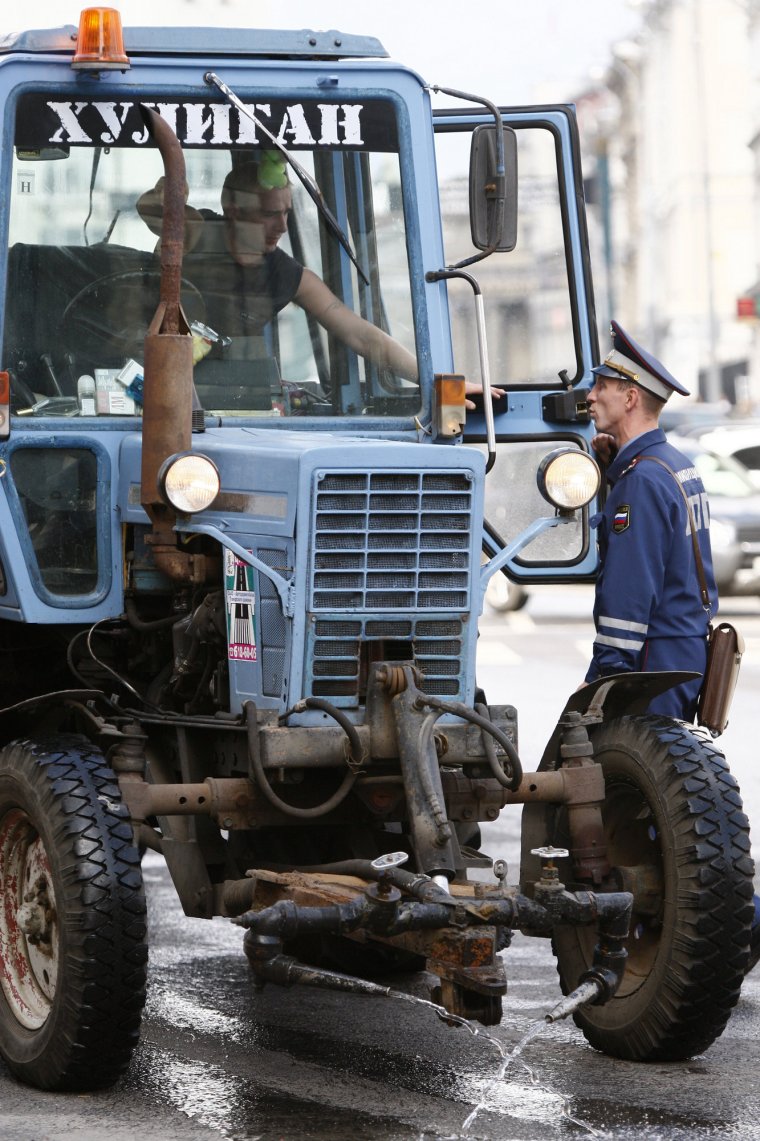 Тракторист в тракторе