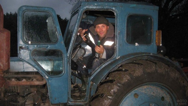 Деревенский парень на тракторе