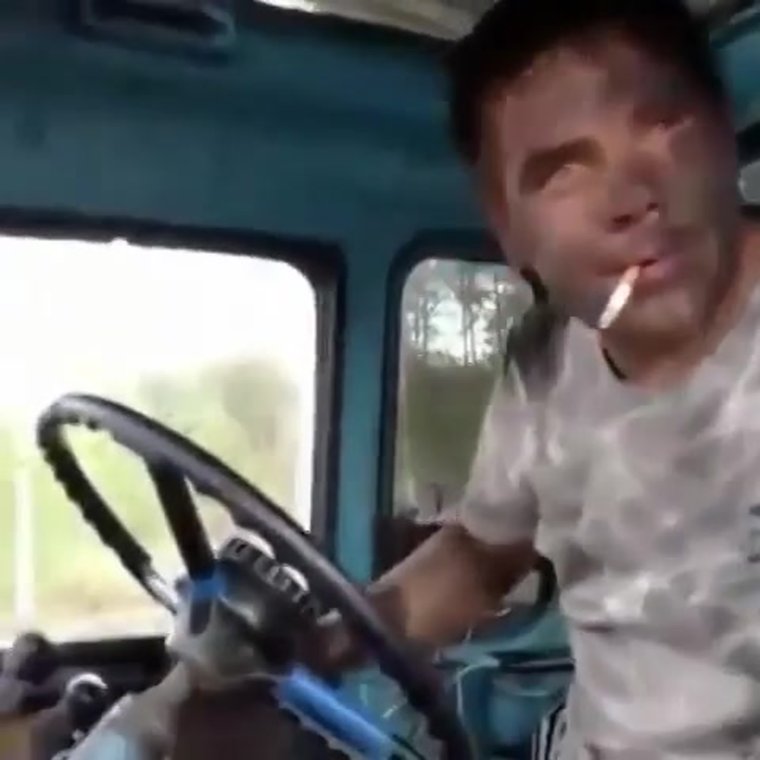 Довольный тракторист