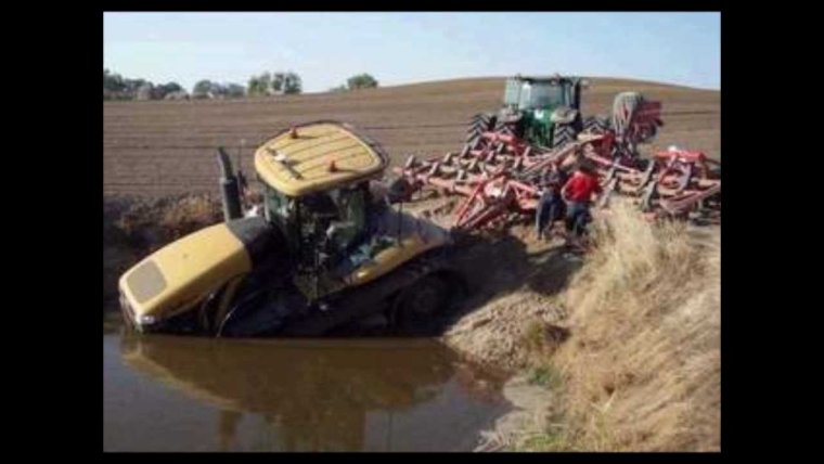 Чувак на тракторе