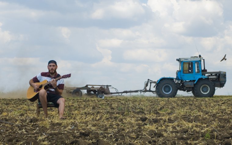 Колхозник на тракторе