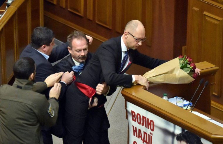 Яценюк с трибуны рады