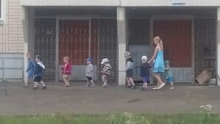 Ребенка отвела в садик Веселые