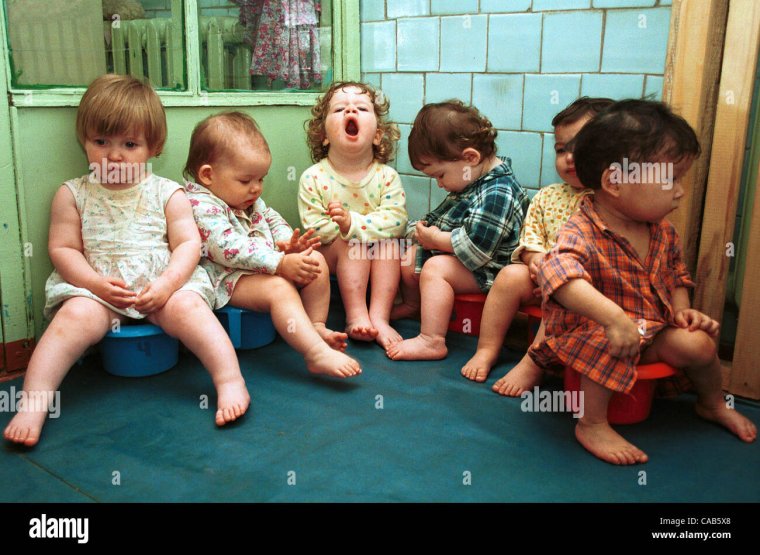 Дети на горшках в саду