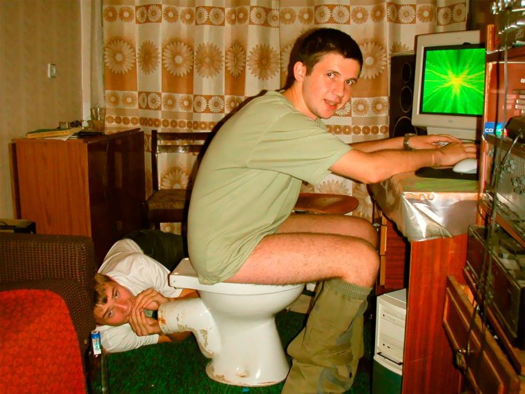 Человек на унитазе с автоматом