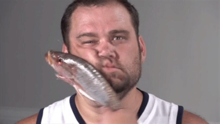 Мужик поймал рыбу