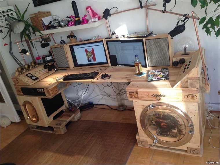 Смешной компьютерный стол