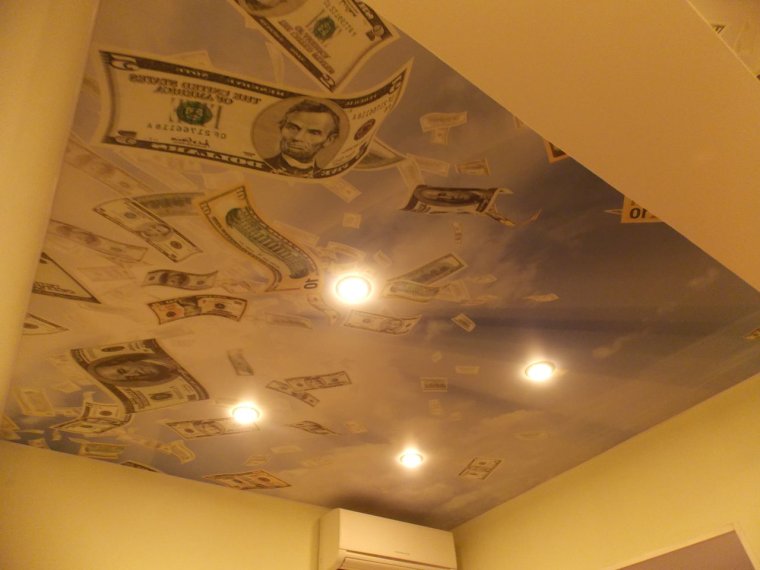 Натяжной потолок с изображением денег