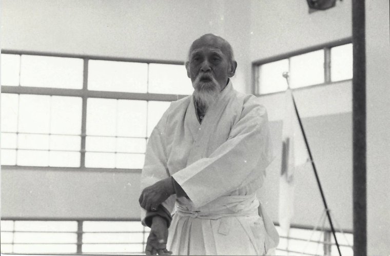 Морихей Уэсиба с мечом