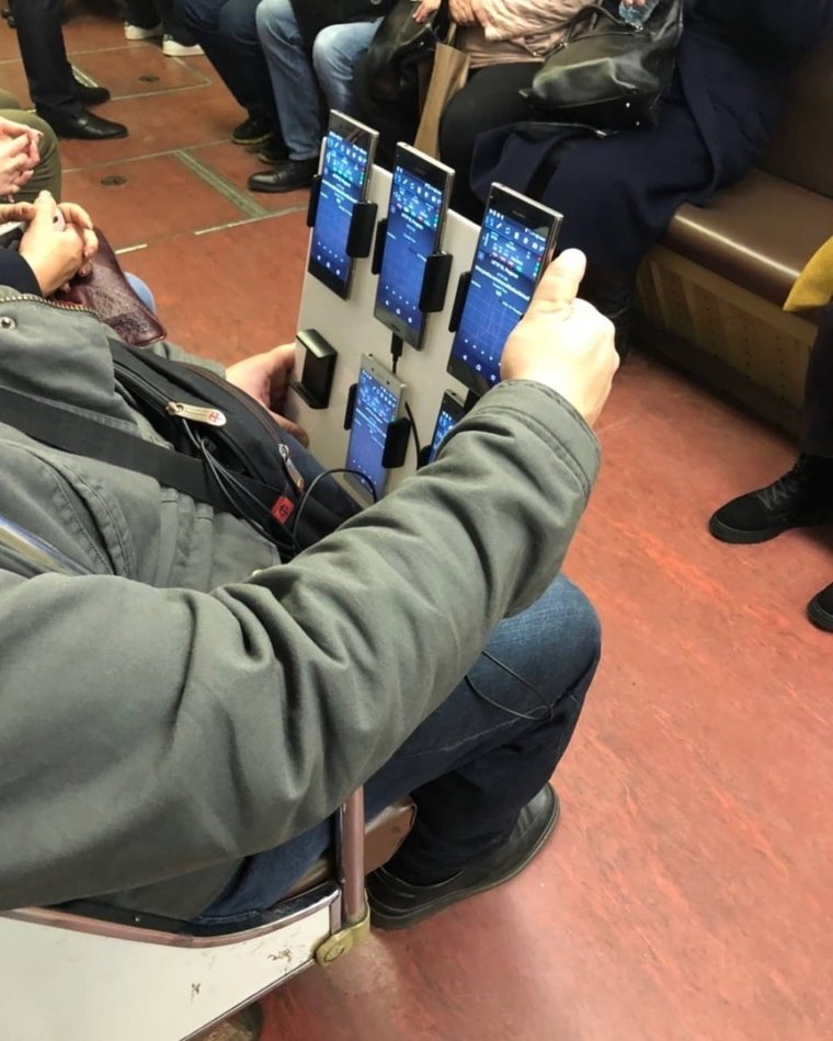 Подозрительный человек в метро