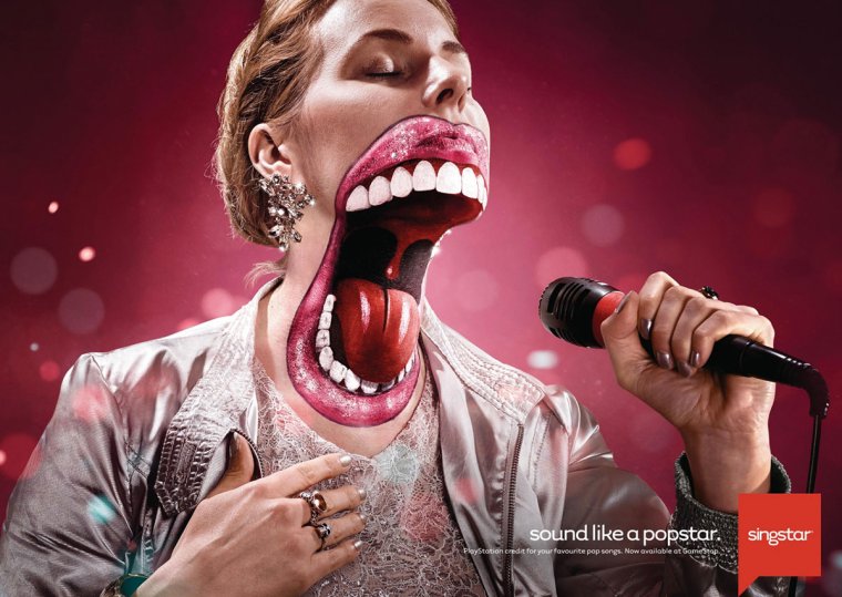 Девушка с микрофоном во РТ