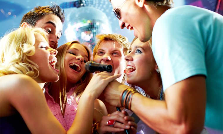 Человек поет