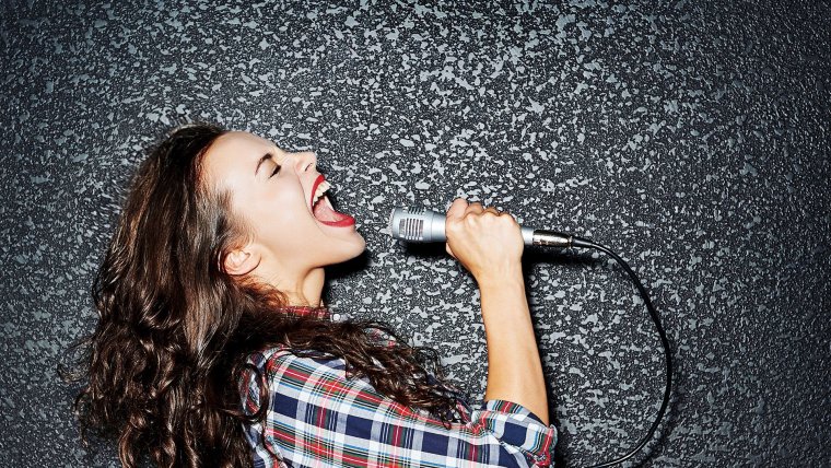 Девушка поет в микрофон