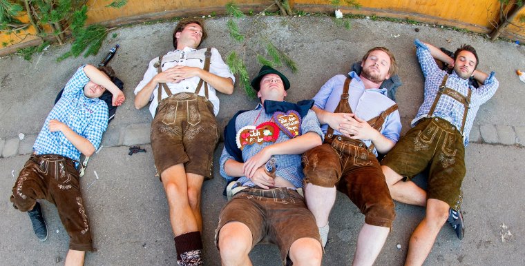 Фестиваль пива в Германии Октоберфест девушки пьяные