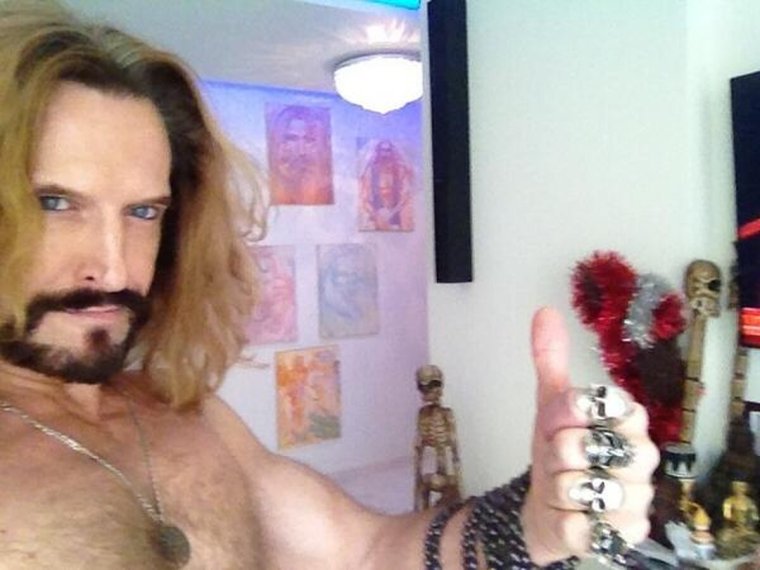 Никита Джигурда в лифчике