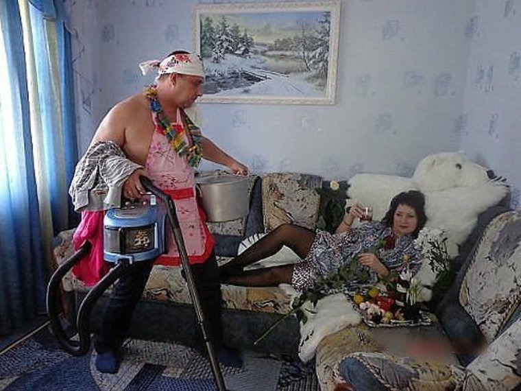 Бабушка пылесосит