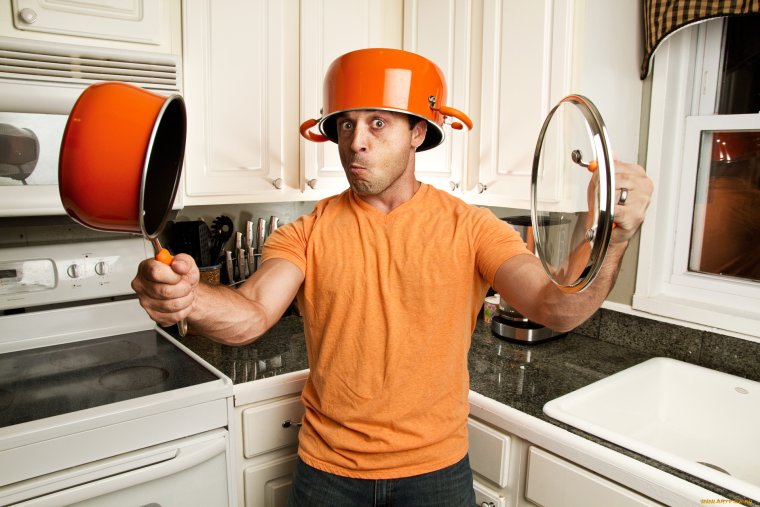 Мужчина с кастрюлей