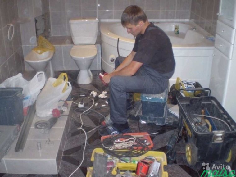 Сантехник в ванной