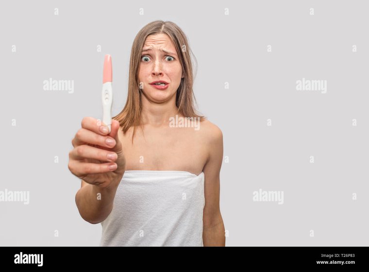 Девушка на фоне теста на беременность