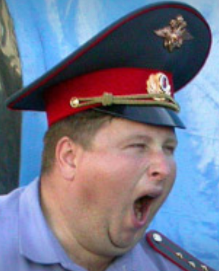 Полицейский кричит