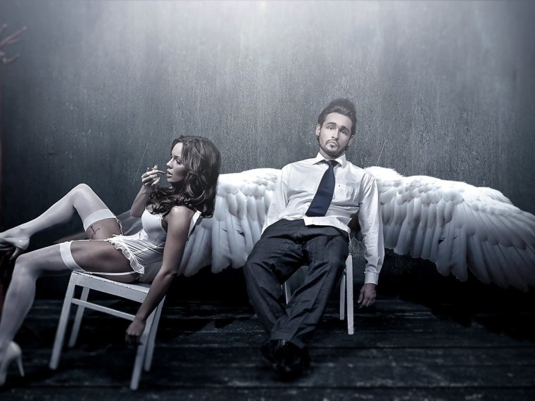 Парень и девушка с крыльями