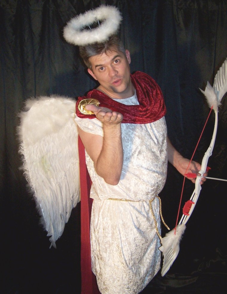 Парень в костюме ангела