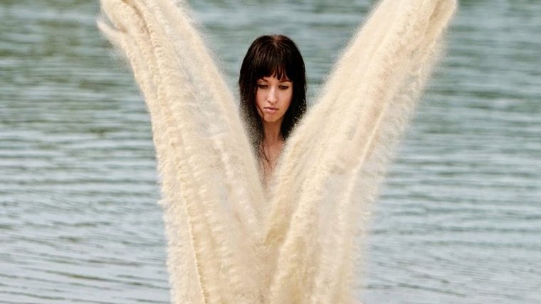 Девушка в песке прикол