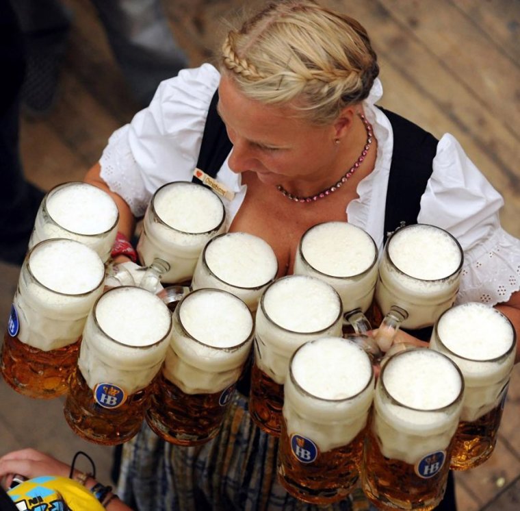 Немка с кружками пива