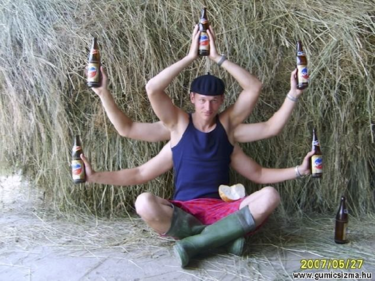 Прикольный мужик с бутылкой