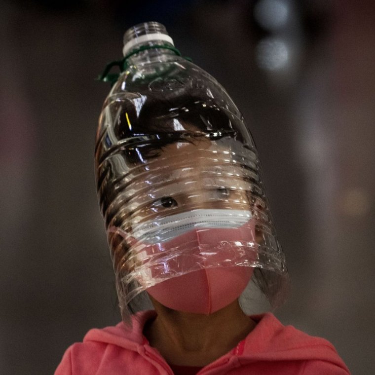 Человек с пластиковой бутылкой на голове