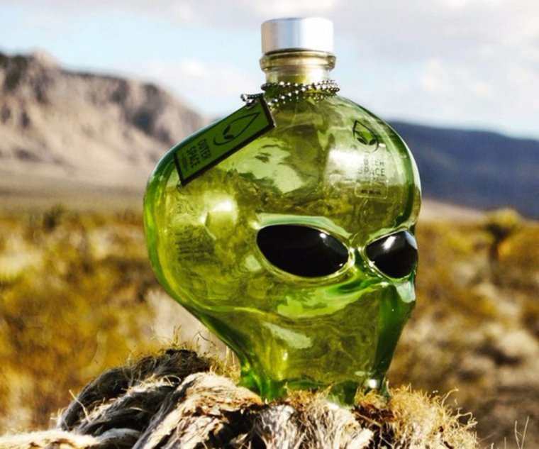 Алкогольные напитки в необычных бутылках