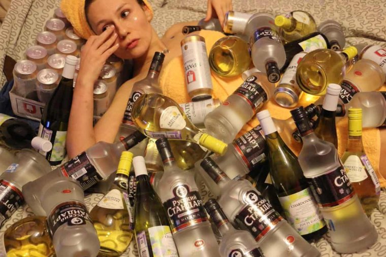 Много бутылок алкоголя