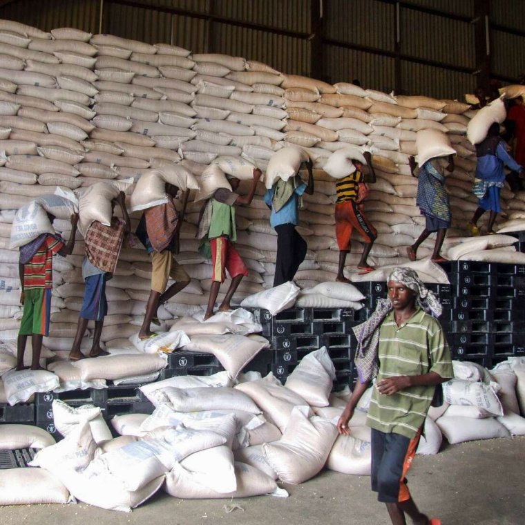 Мужики несут шкаф