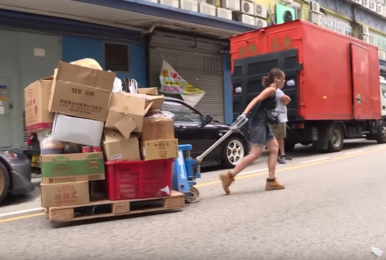 Девушка грузчик