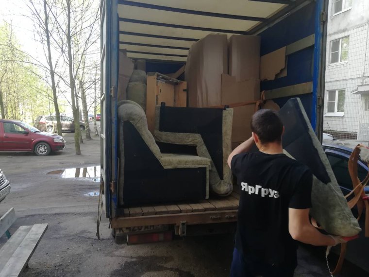 Грузчики на складе арт