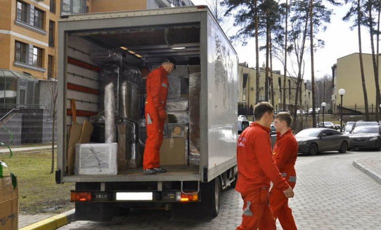 Грузчики грузят