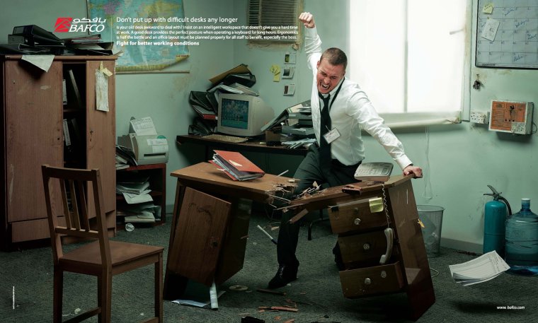 Сломанная мебель в офисе