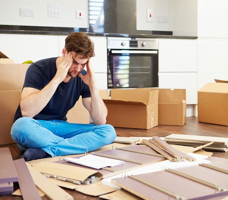 Собирает мебель