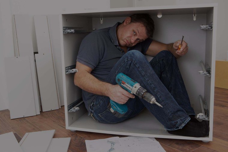 Человек ремонтирует мебель