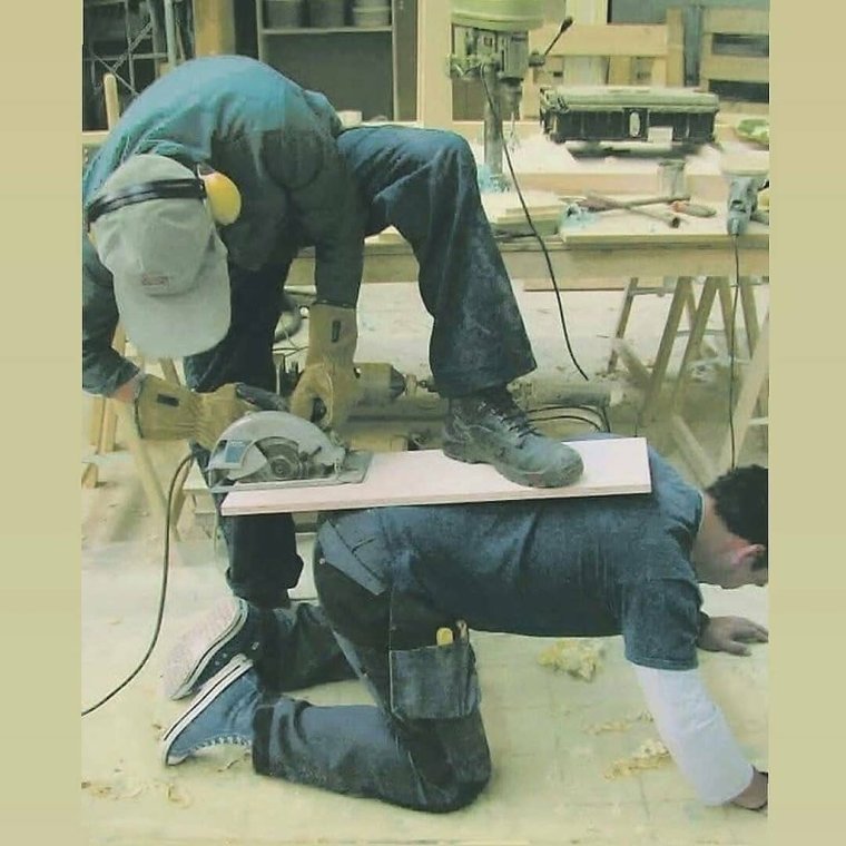 Мужик прячется в шкафу от спецназа