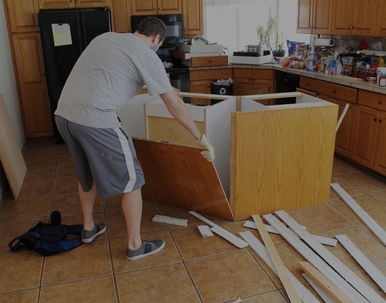 Сборщик мебели женщина