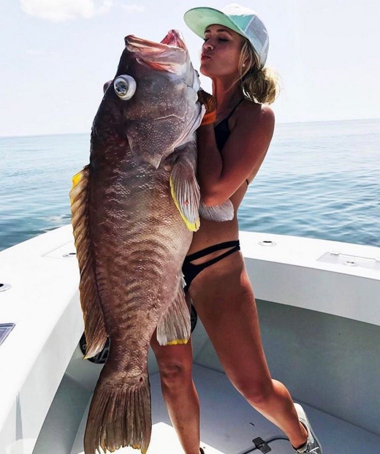 Смешное девушка с рыбой