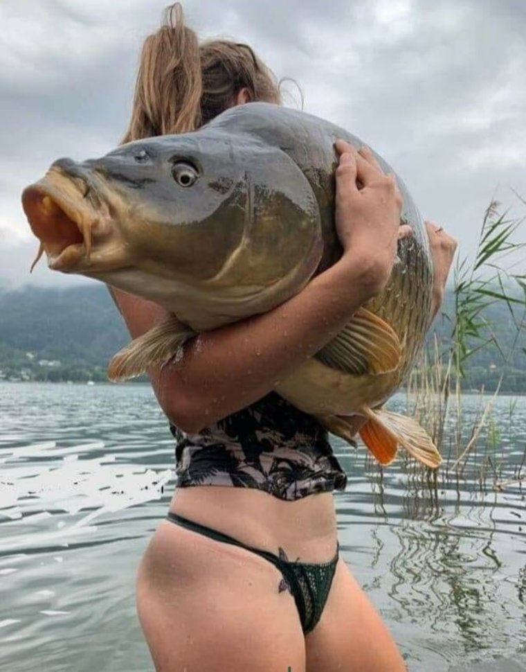 Девушка с большой рыбой