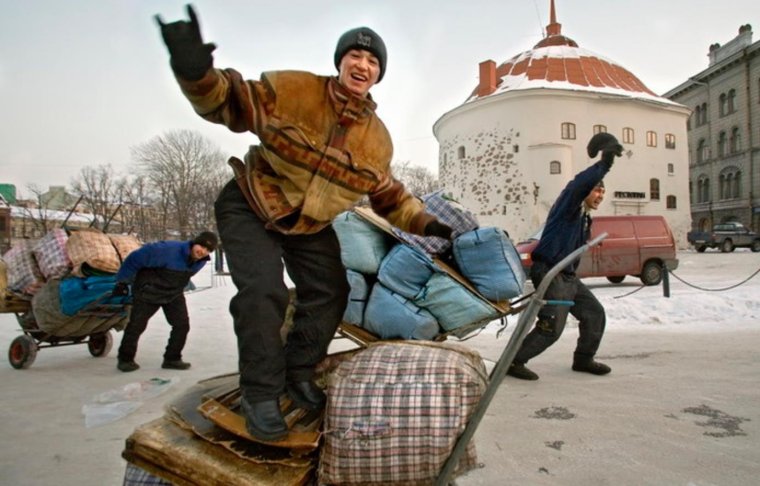Узбеки готовят плов