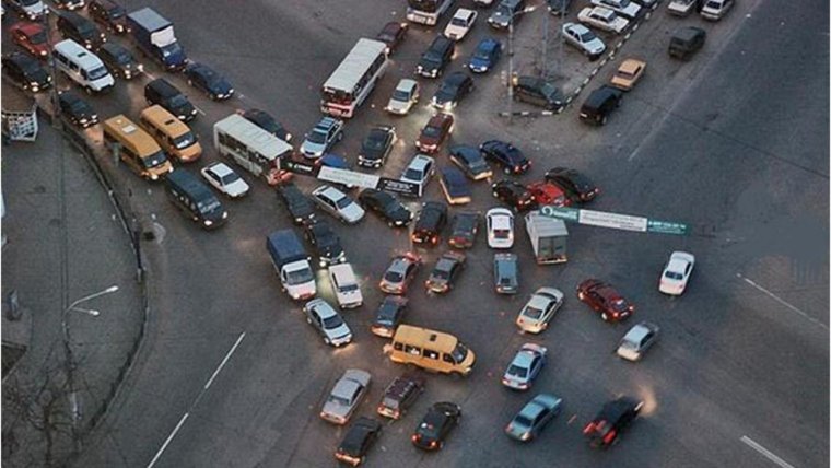 Перекресток много машин