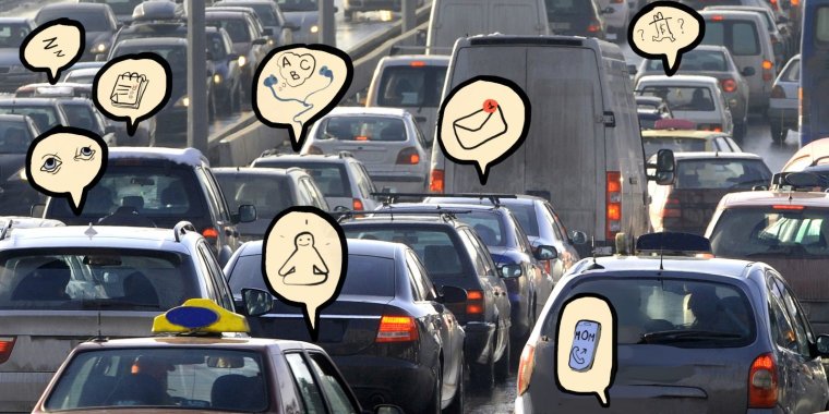 Человек стоит в пробке