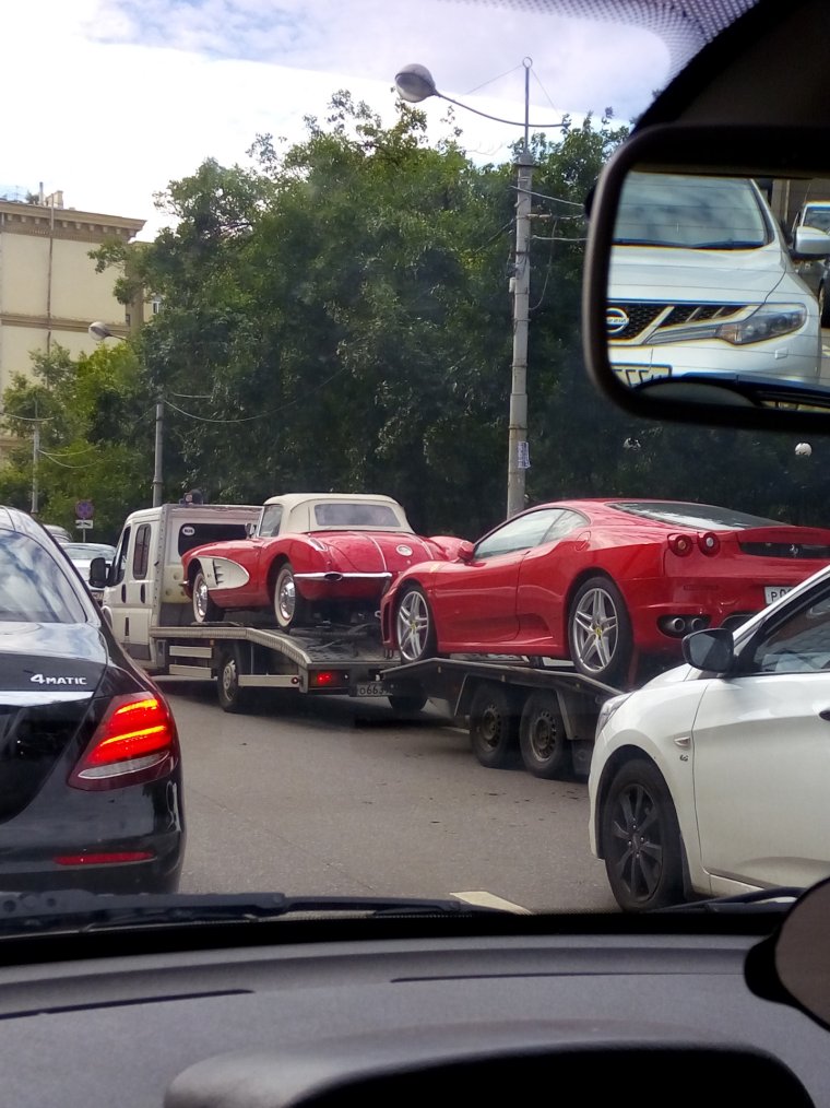 Стоит в пробке